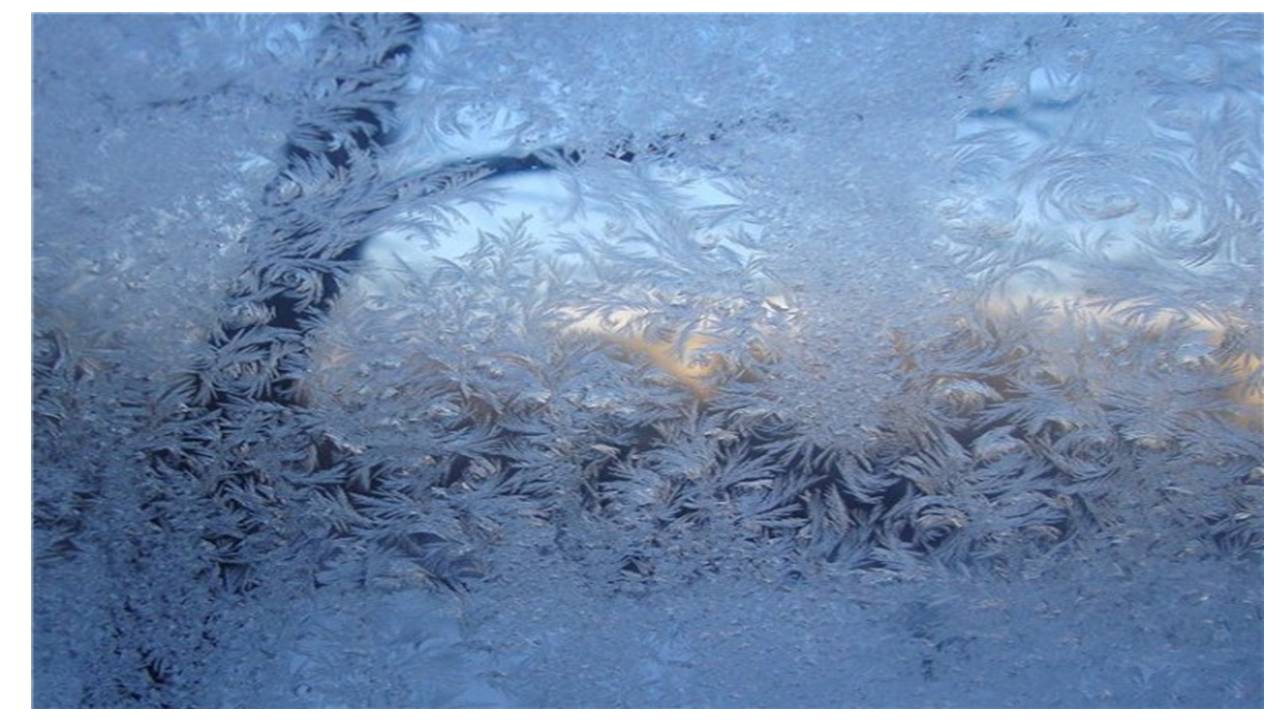 Навести мороз. Морозные узоры. Морозные узоры на окне. Узоры на окне зимой. Зимние узоры на стекле.